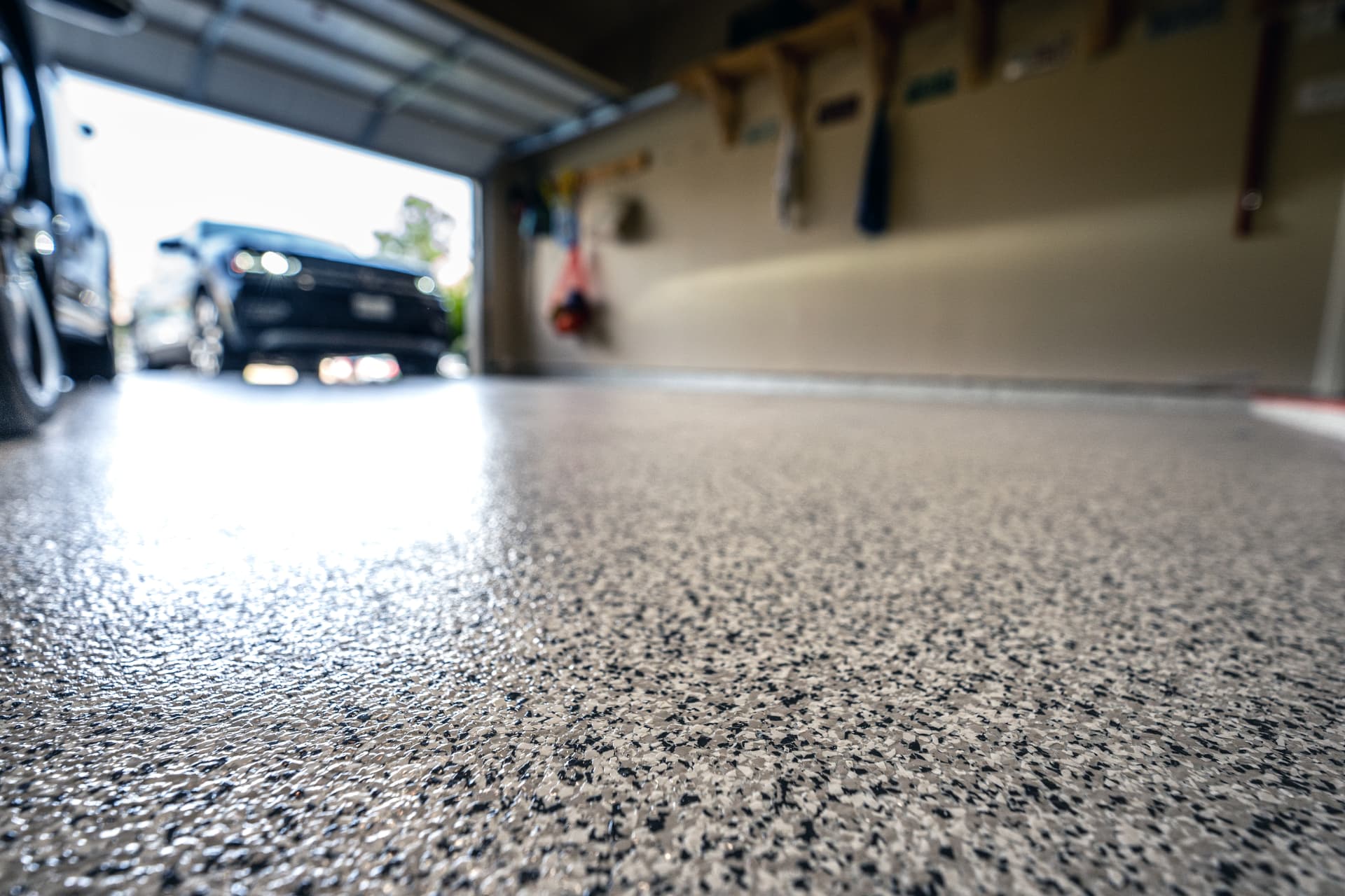 Plancher de garage recouvert d'un revêtement époxy par Materra Design