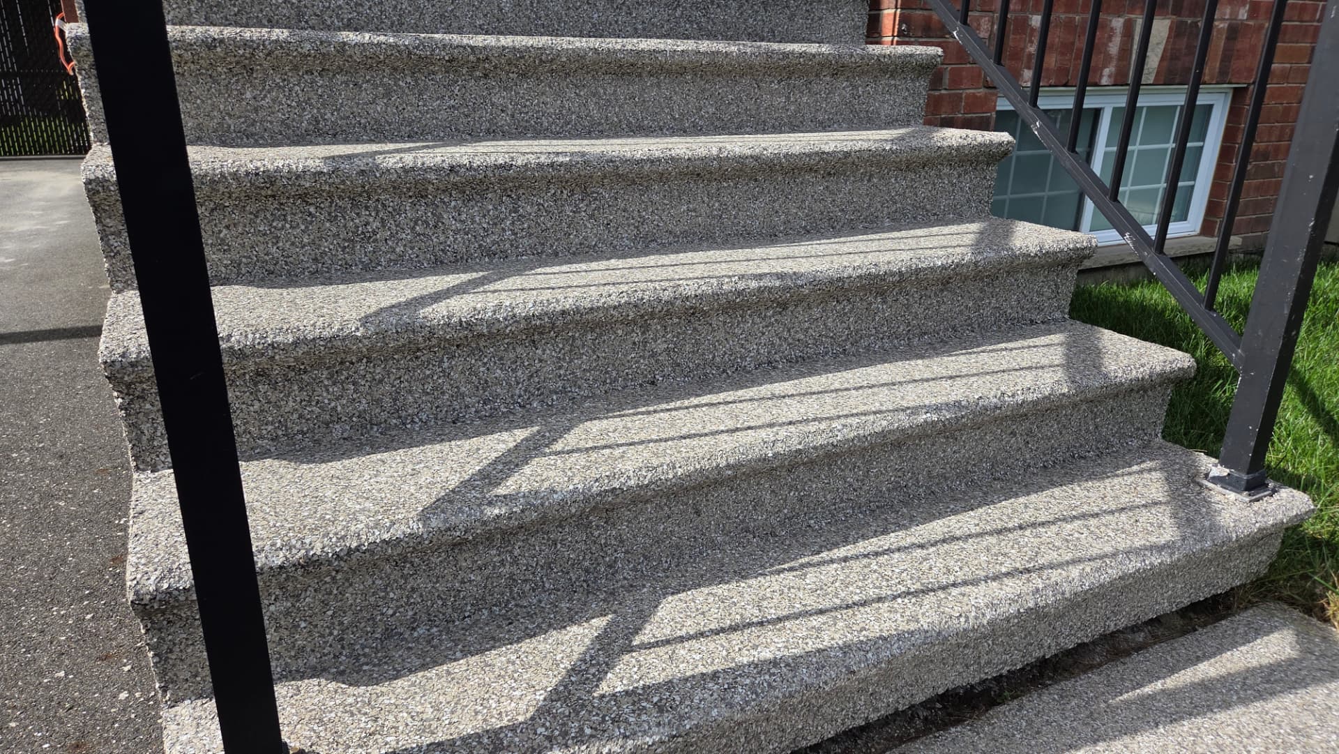 Escalier extérieur recouvert d'un revêtement antidérapant par Materra Design